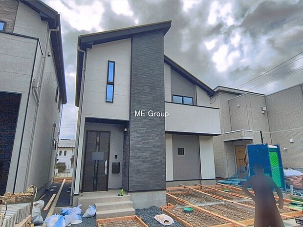 ◆1号棟◆~Exterior~ ご夫婦で1台ずつ車をお持ちの場合や来客が多いご家庭には、2台分の駐車場があると便利です。人を招きやすく、お子様の自転車やバイク置き場としても活用できます。