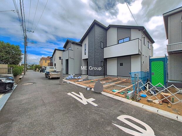 ~Exterior~ 前面道路: 北 5.2m 公道 前面道路は閑静な住宅地をはしる車通りの少ない道路。駐車の出し入れもらくらくです!ご不明点・現地見学のご希望は、お気軽にお問い合わせください!