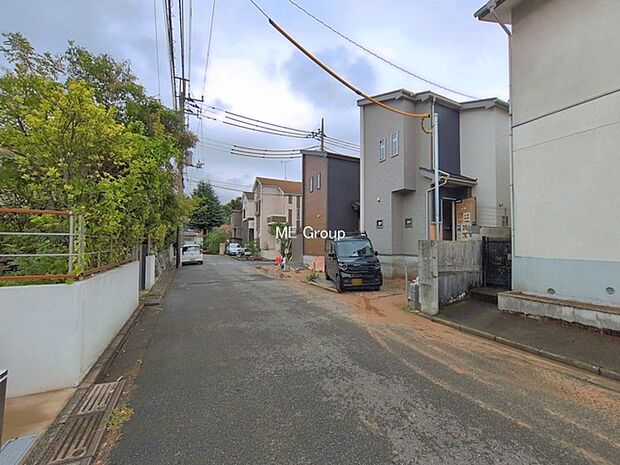 ~Exterior~ 前面道路:北東 6m 公道、南東 4.5m 公道 低層の一戸建てを中心とした街並みが整然と続き、周辺は高い建物が建っていないので、緑の多い閑静な趣を感じる環境です。
