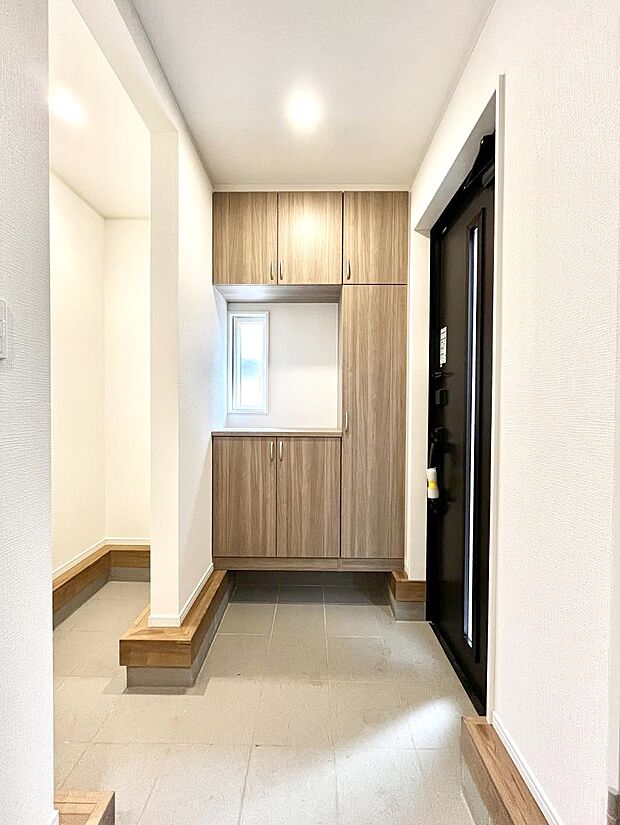 ~Entrance~ 家の中でお客様を迎える最初の場所である玄関は、家の印象そのものです!豊富な玄関収納で、常に綺麗に保つことが出来ます♪玄関にはたっぷり収納の下駄箱を完備!