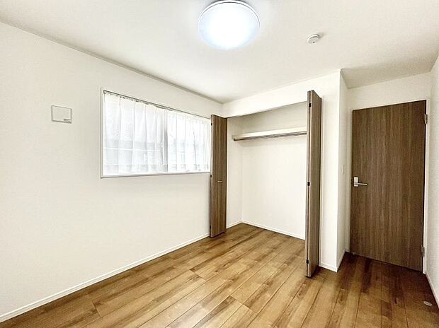 ~Bed Room~ 全居室には収納クローゼットを完備!普段使いのお洋服や小物はもちろん、季節物のお洋服などもしっかりと整理整頓おしまい頂けます。 居室空間を広く使用できますね。