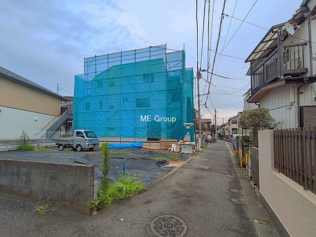 ~Exterior~ 前面道路: 南 3m 公道 前面道路は閑静な住宅地をはしる車通りの少ない道路。駐車の出し入れもらくらくです!ご不明点・現地見学のご希望は、お気軽にお問い合わせください!