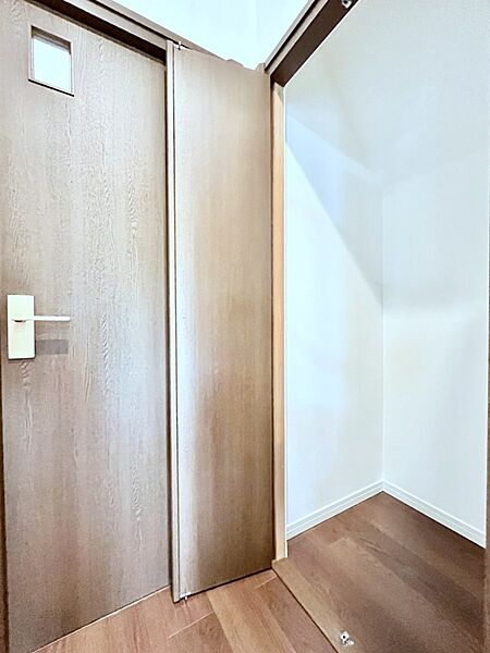 廊下収納。掃除道具や季節の小物を収納することができます。