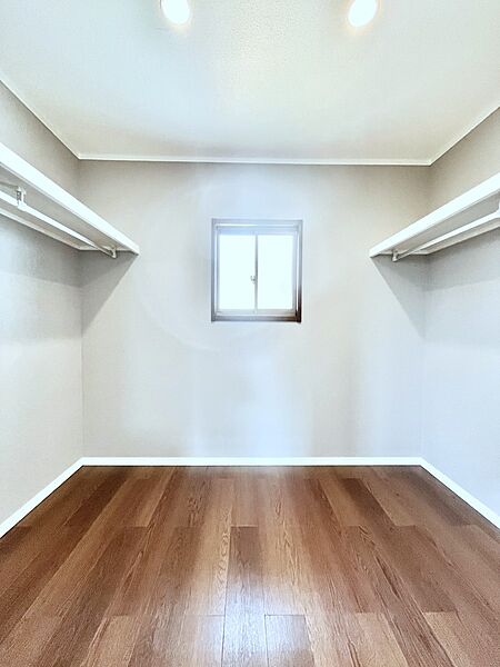 衣類をハンガーに掛けたまま収納できるWIC。衣類の整理整頓がしやすくて便利です！