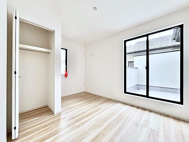~Bed Room~ バルコニーからの採光で朝もスッキリ目が覚めそうですね!穏やかな光が差し込む室内には、穏やかな時間が流れます。休日には、落ち着いた空間で自分の趣味を楽しむのはいかがですか。