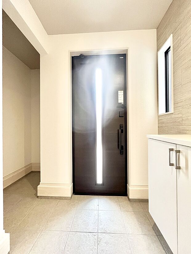 ◆1号棟◆~Entrance~ 家の中でお客様を迎える最初の場所である玄関は、家の印象そのものです!豊富な玄関収納で、常に綺麗に保つことが出来ます♪玄関にはたっぷり収納の下駄箱を完備!
