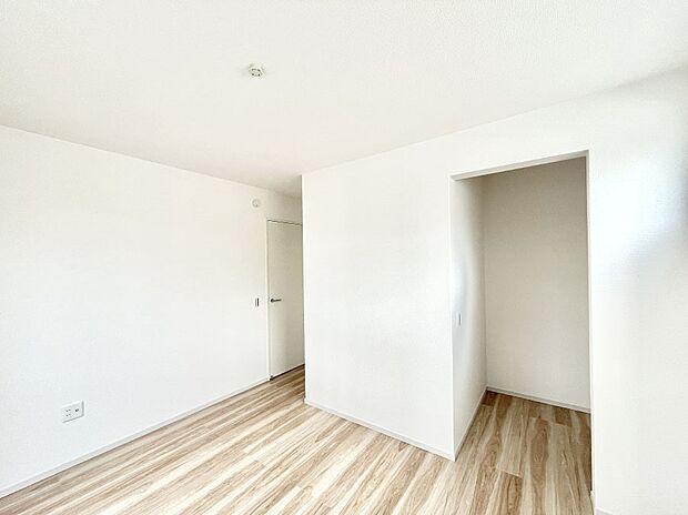 ◆1号棟◆~Bed Room~ 全居室には収納クローゼットを完備!普段使いのお洋服や小物はもちろん、季節物のお洋服などもしっかりと整理整頓おしまい頂けます。 居室空間を広く使用できますね。