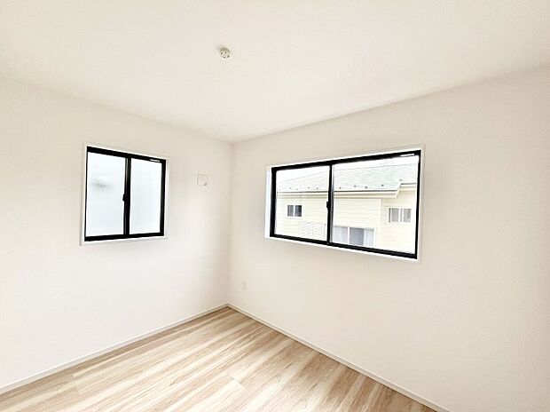 ◆1号棟◆~Bed Room~ 2面採光を確保した明るい室内は、風通しも良く、大変居心地の良い空間となっております。爽やかな風を感じて起きる朝は、快適生活の始まりに!日当たりがとても良い住まい♪