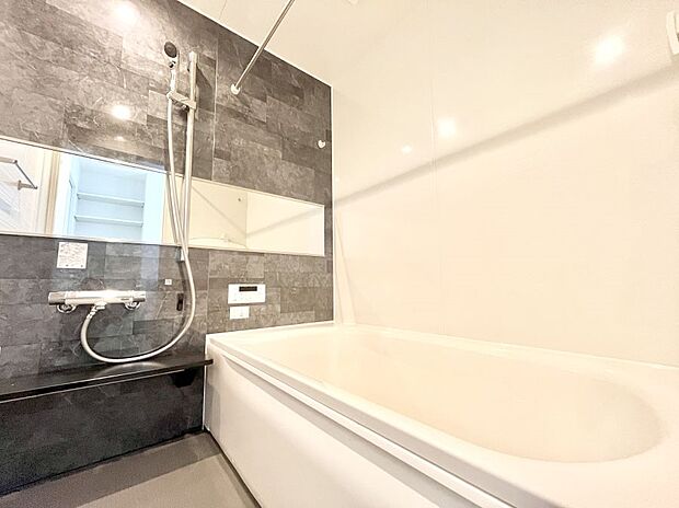 ◆1号棟◆~Bath Room~ 足を伸ばして入浴することが可能!一日の疲れを癒す貴重なバスタイムです。お子様とご一緒でも十分な広さなので、リビングとは違った家族団欒のひと時をお楽しみいただけます。