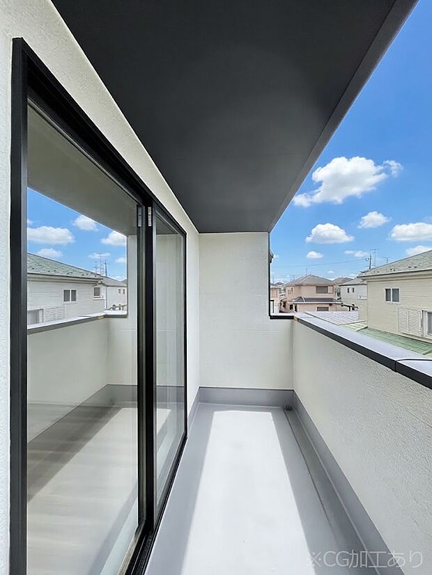 ◆1号棟◆~Balcony~ 南向きのバルコニーの前には雲以外に太陽を遮るものがありません。お洗濯物も乾きやすく、何より明るく気持ちのいい光が入ってきます。使いやすく開放的なバルコニーです♪