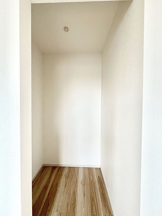 ◆1号棟◆~Walk-in Closet~ たくさんの洋服をかけてもシワになりにくいウォークインクローゼット。洋服以外にも、普段使わない家電やスーツケース、ストック品など何でも片付く嬉しい空間です。
