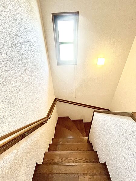 安全性を考慮し階段には手すりを設置しています