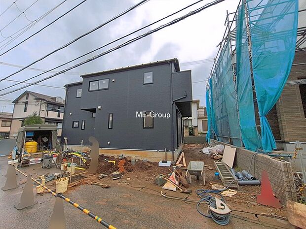 ◆1号棟◆~Exterior~ 角地により陽当り・風通し良好です。うららかな陽射しがどのお部屋にも降り注ぎますように、快適さを追求した間取設計。生活を恵みの豊かな永住の地へと変えてくれます。