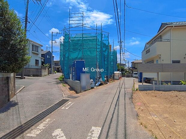 ~Exterior~ 前面道路:東 4m 公道、西 4m 公道 住宅地になっているので車量も少なく、静かな立地です。子育て環境も良好です♪♪周辺環境もあわせてご案内させて頂きます。