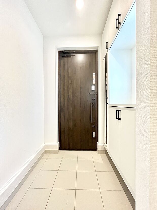 ◆2号棟◆～Entrance～　家の中でお客様を迎える最初の場所である玄関は、家の印象そのものです！豊富な玄関収納で、常に綺麗に保つことが出来ます♪玄関にはたっぷり収納の下駄箱を完備！