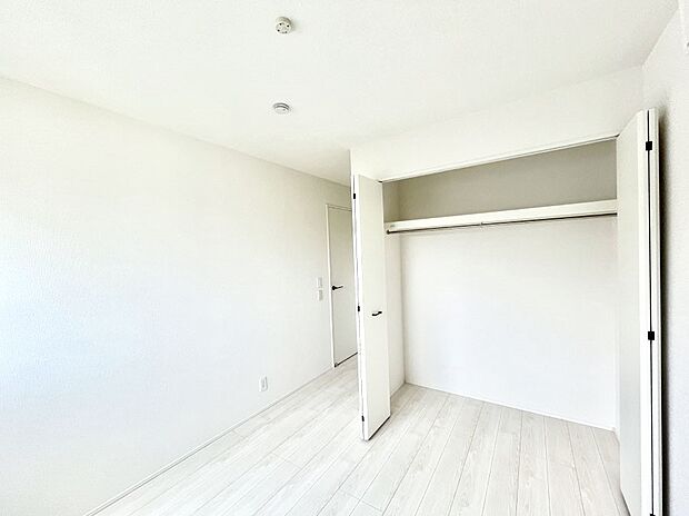 ◆2号棟◆~Bed Room~ 全居室には収納クローゼットを完備!普段使いのお洋服や小物はもちろん、季節物のお洋服などもしっかりと整理整頓おしまい頂けます。 居室空間を広く使用できますね。