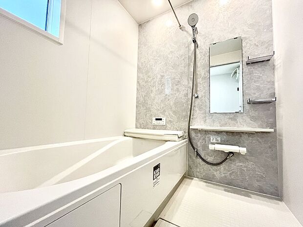 ◆2号棟◆～Bath Room～　足を伸ばして入浴することが可能！一日の疲れを癒す貴重なバスタイムです。お子様とご一緒でも十分な広さなので、リビングとは違った家族団欒のひと時をお楽しみいただけます。