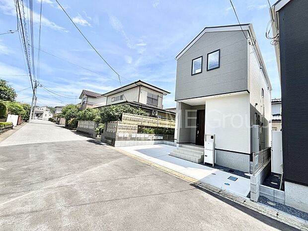 ~Exterior~ 前面道路は閑静な住宅地をはしる車通りの少ない道路。駐車の出し入れもらくらくです!ご不明点・現地見学のご希望は、お気軽にお問い合わせください!