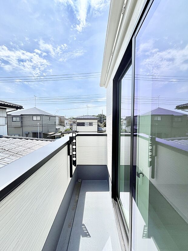 ◆2号棟◆～Balcony～　大きな空に囲まれた気持ちのいい家。バルコニーを覗くだけで圧倒的な開放感に包まれます。バルコニーは陽がさしこみお布団や洗濯物を気持ちよく干すことができます。