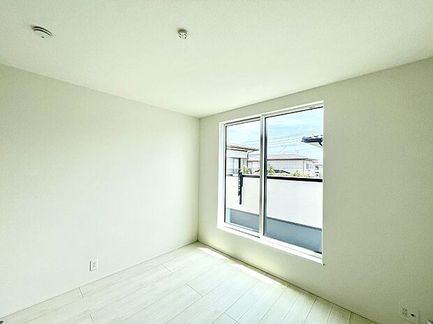 ◆2号棟◆~Bed Room~ マンションと違い部屋数が多いのが戸建てのメリットです。ご家族が増えたことで手狭に感じていた住まいも戸建てでは各居室プライバシーを保つことができます。