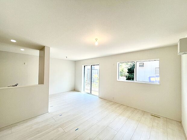 ◆2号棟◆～Living～　豊かな陽光がこの場所を照らしだす。光溢れるこの空間はみんなの笑顔が集う場所、時を忘れ、つきることのないたわいもない会話を楽しむ時間、たくさんの思いが綴られる場所。