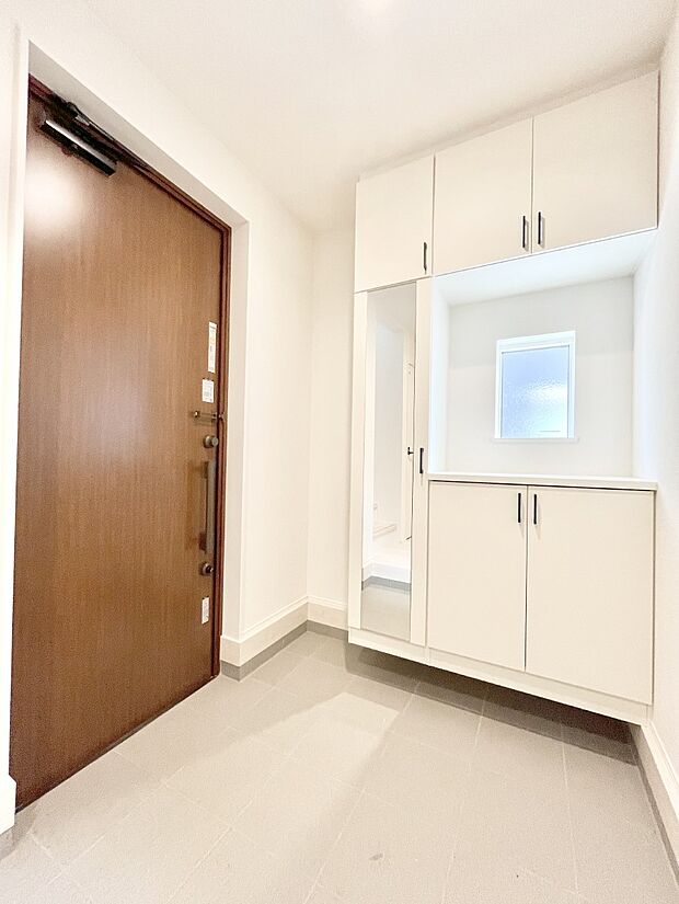~Entrance~ 下駄箱ミラー付なので、お出かけ前の身だしなみチェックに◎♪玄関はお客様をお出迎えする一番最初の場所、帰ってくる時に入る最初の場所。そんな場所だからこそ、より良い空間に…♪