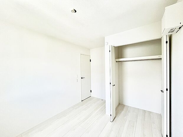~Bed Room~ 子供部屋はお子様にとって大変重な役割があります。子供一人で過ごす空間を与えることで、宿題や勉強時間も自然と増えまた自ら部屋の片付けや掃除なども促すことに繋がります。