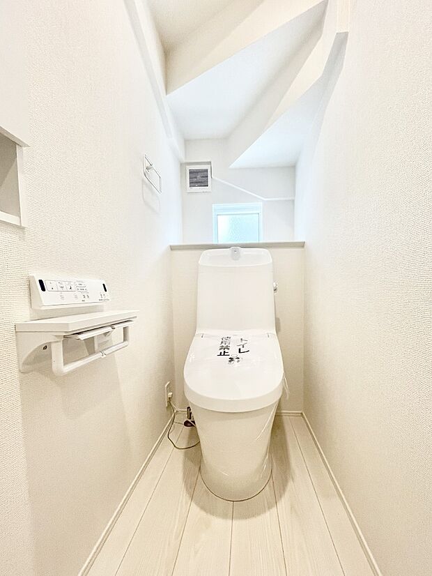 ~Toilet~ 綺麗・スッキリ・快適なウォシュレット付トイレでくつろげる空間です。トイレは毎日使わざるを得ないもの。いつも清潔を保ちたいですね。トイレが2ヶ所あるので朝の混雑時に便利です!