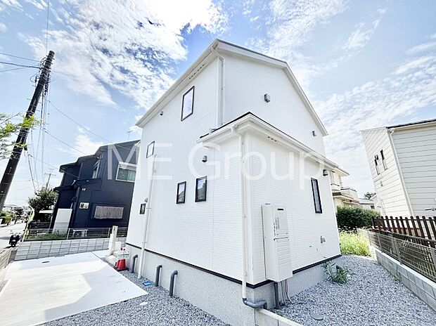 ～Exterior～　堂々たる趣ながら、主張し過ぎずどこか余裕を感じさせるシャープなフォルムで佇む邸宅は、晴天の空と照らし合わせる事で、本来あるべき完成形の姿を見せてくれます。