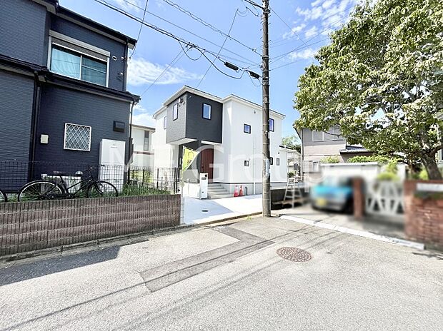 ~Exterior~ 前面道路は閑静な住宅地をはしる車通りの少ない道路。駐車の出し入れもらくらくです!ご不明点・現地見学のご希望は、お気軽にお問い合わせください!
