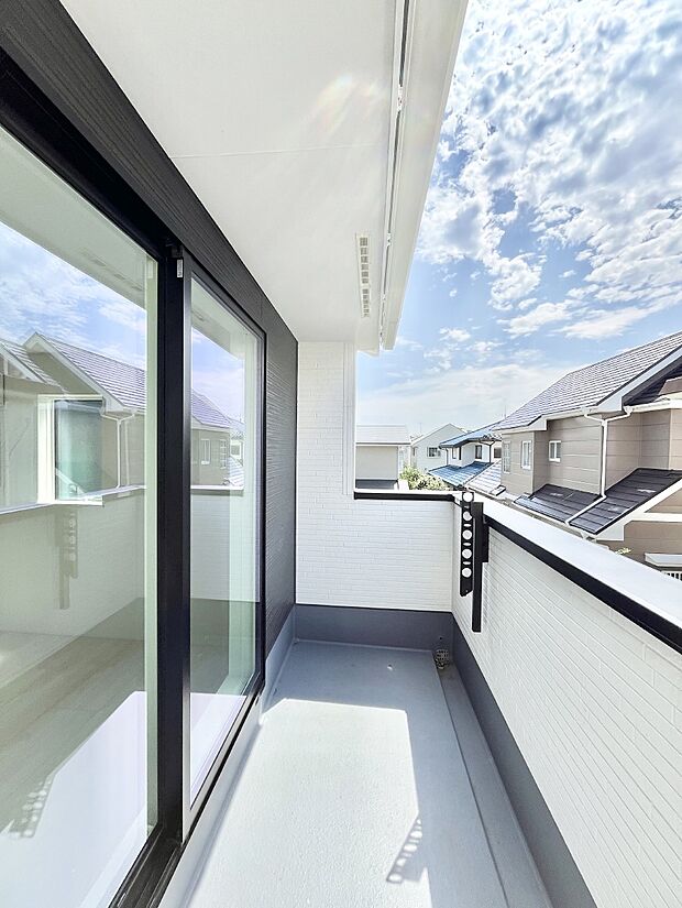 ~Balcony~ 大きな空に囲まれた気持ちのいい家。バルコニーを覗くだけで圧倒的な開放感に包まれます。バルコニーは陽がさしこみお布団や洗濯物を気持ちよく干すことができます。