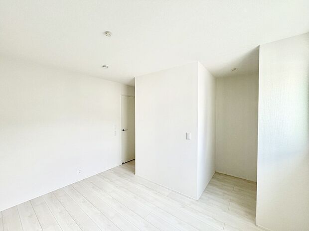 ～Bed Room～　部屋数が多いのが戸建てのメリットです。ご家族が増えたことで手狭に感じていた住まいも戸建てでは各居室プライバシーを保つことができます。住まいにゆとりが生まれ心もリラックスできます♪