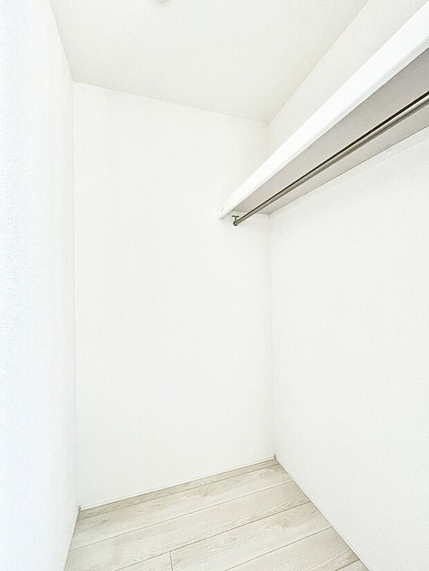 ~Walk-in Closet~ 必要なものやコーディネートを一覧して確認でき、身支度や準備が短時間で済むウォークインクローゼットを設置しました。家の中をすっきりとさせる便利な収納スペースです。
