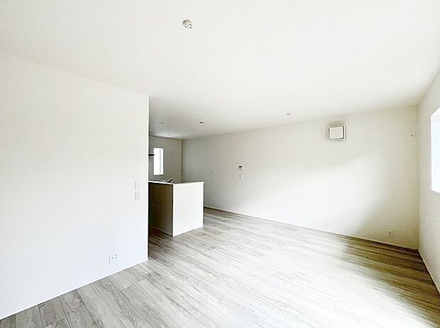 ~Living~ ここにはみんなが集い、食事と楽しい会話が始まる。話に夢中になりすぎて、ついつい時を忘れ夜半過ぎになってしまう。そんな束の間の幸せを感じさせてくれる場所でありたい。