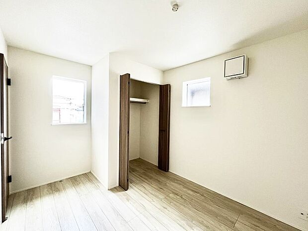 ~Bed Room~ 子供部屋はお子様にとって大変重な役割があります。子供一人で過ごす空間を与えることで、宿題や勉強時間も自然と増えまた自ら部屋の片付けや掃除なども促すことに繋がります。