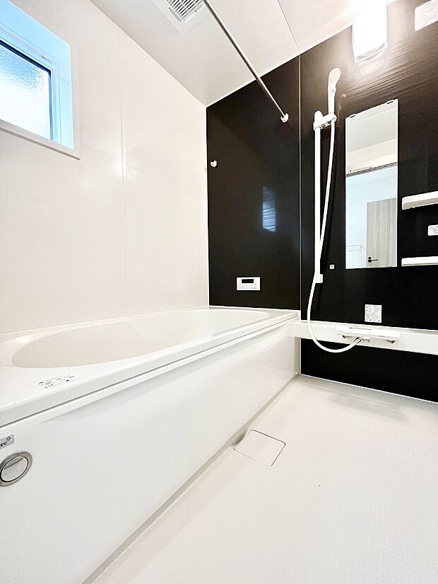 ～Bath Room～　落ち着いた雰囲気の浴室で明日に向けてリフレッシュ。浴室乾燥機能も付いているので隣の洗濯機置き場で洗い上がった洗濯物を、雨の日も天気を気にせず乾燥させることも可能です。