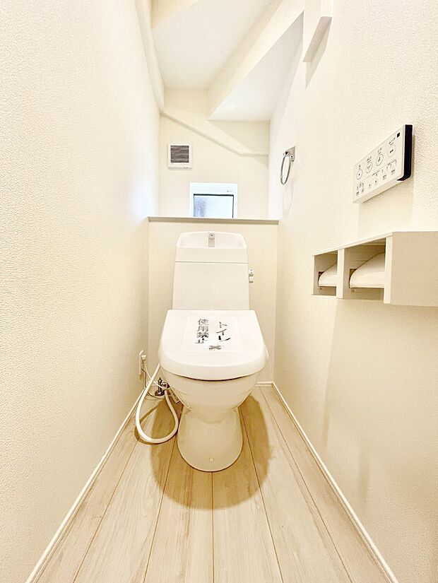 ~Toilet~ 綺麗・スッキリ・快適なウォシュレット付トイレでくつろげる空間です。トイレは毎日使わざるを得ないもの。いつも清潔を保ちたいですね。トイレが2ヶ所あるので朝の混雑時に便利です!