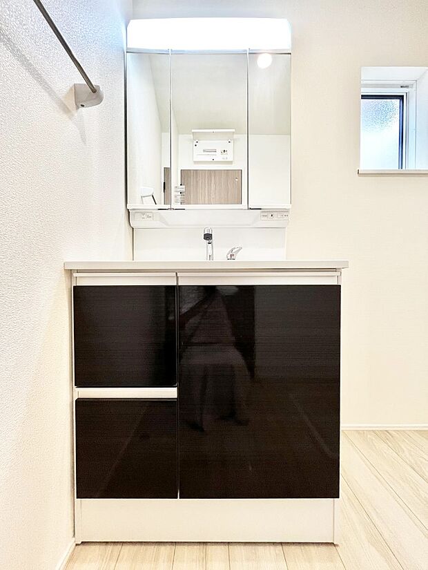 ~Dressing Room~ 十分な大きさの洗面台は収納もさる事ながら、身だしなみチェックや歯磨きなど、朝の慌ただしい時間でもホテルライクなスペースで余裕とゆとりを感じて頂けます。