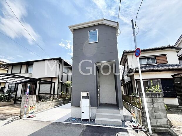 ~Exterior~ 堂々たる趣ながら、主張し過ぎずどこか余裕を感じさせるシャープなフォルムで佇む邸宅は、晴天の空と照らし合わせる事で、本来あるべき完成形の姿を見せてくれます。