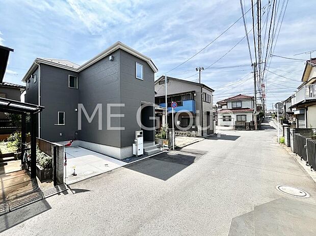 ~Exterior~ 前面道路は閑静な住宅地をはしる車通りの少ない道路。駐車の出し入れもらくらくです!ご不明点・現地見学のご希望は、お気軽にお問い合わせください!