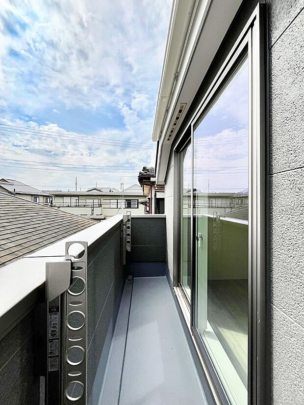 ~Balcony~ バルコニーは温かい陽がさしこみ、お布団や洗濯物を気持ちよく干すことができます。 使いやすく開放的なバルコニーです♪陽ざしがたっぷり降り注ぐ、バルコニー付き住まい。
