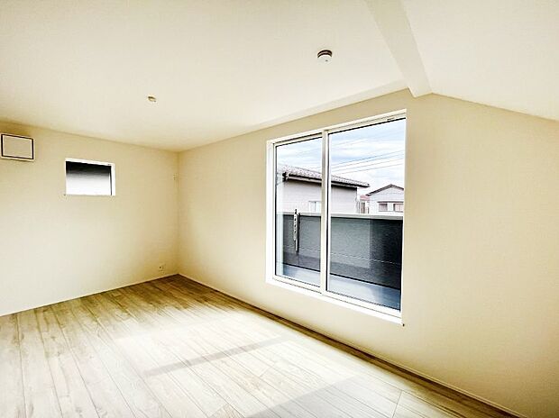 ~Bed Room~ バルコニーからの採光で朝もスッキリ目が覚めそうですね!穏やかな光が差し込む室内には、穏やかな時間が流れます。休日には、落ち着いた空間で自分の趣味を楽しむのはいかがですか。