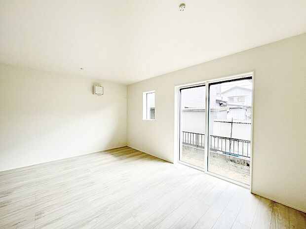 ~Living~ 豊かな陽光がこの場所を照らしだす。光溢れるこの空間はみんなの笑顔が集う場所、時を忘れ、つきることのないたわいもない会話を楽しむ時間、たくさんの思いが綴られる場所。