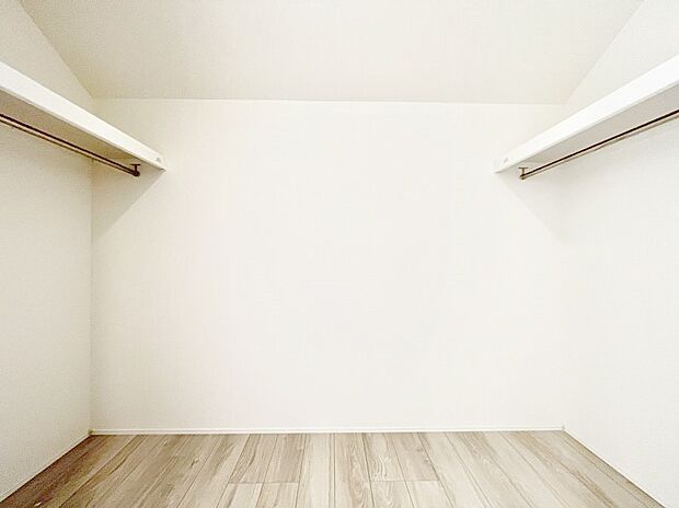 ~Walk-in Closet~ 必要なものやコーディネートを一覧して確認でき、身支度や準備が短時間で済むウォークインクローゼットを設置しました。家の中をすっきりとさせる便利な収納スペースです。