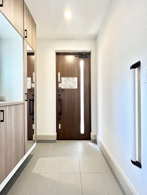 ◆1号棟◆~Entrance~ 家の中でお客様を迎える最初の場所である玄関は、家の印象そのものです!豊富な玄関収納で、常に綺麗に保つことが出来ます♪玄関にはたっぷり収納の下駄箱を完備!