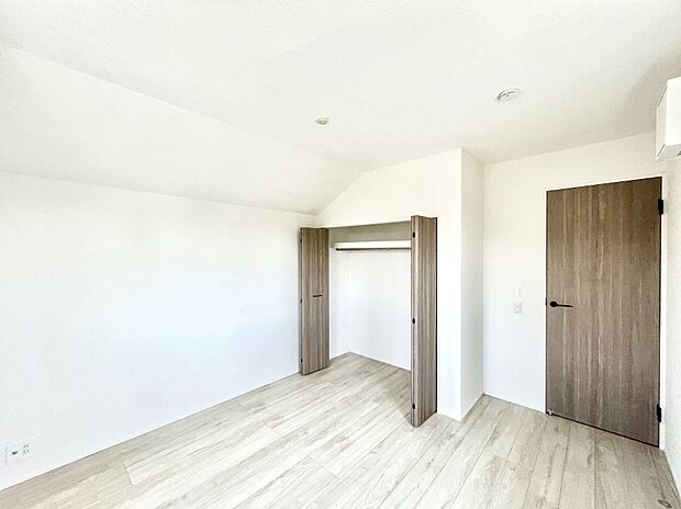 ◆1号棟◆~Bed Room~ 全居室には収納クローゼットを完備!普段使いのお洋服や小物はもちろん、季節物のお洋服などもしっかりと整理整頓おしまい頂けます。 居室空間を広く使用できますね。