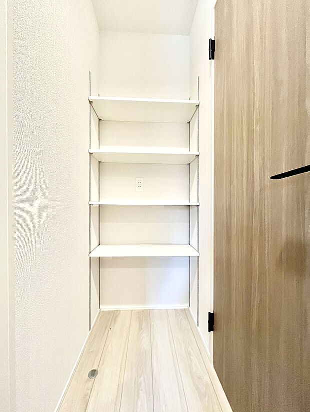 ◆1号棟◆廊下収納。掃除道具や季節の小物を収納することができます。