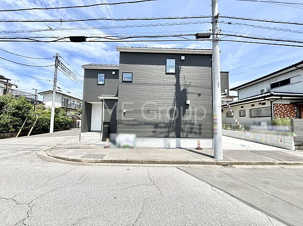 ◆1号棟◆~Exterior~ 角地により陽当り・風通し良好です。うららかな陽射しがどのお部屋にも降り注ぎますように、快適さを追求した間取設計。生活を恵みの豊かな永住の地へと変えてくれます。
