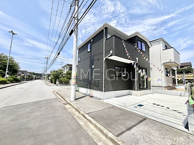 ~Exterior~ 前面道路は閑静な住宅地をはしる車通りの少ない道路。駐車の出し入れもらくらくです!ご不明点・現地見学のご希望は、お気軽にお問い合わせください!