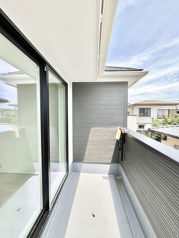 ◆1号棟◆~Balcony~ バルコニーは温かい陽がさしこみ、お布団や洗濯物を気持ちよく干すことができます。 使いやすく開放的なバルコニーです♪陽ざしがたっぷり降り注ぐ、バルコニー付き住まい。